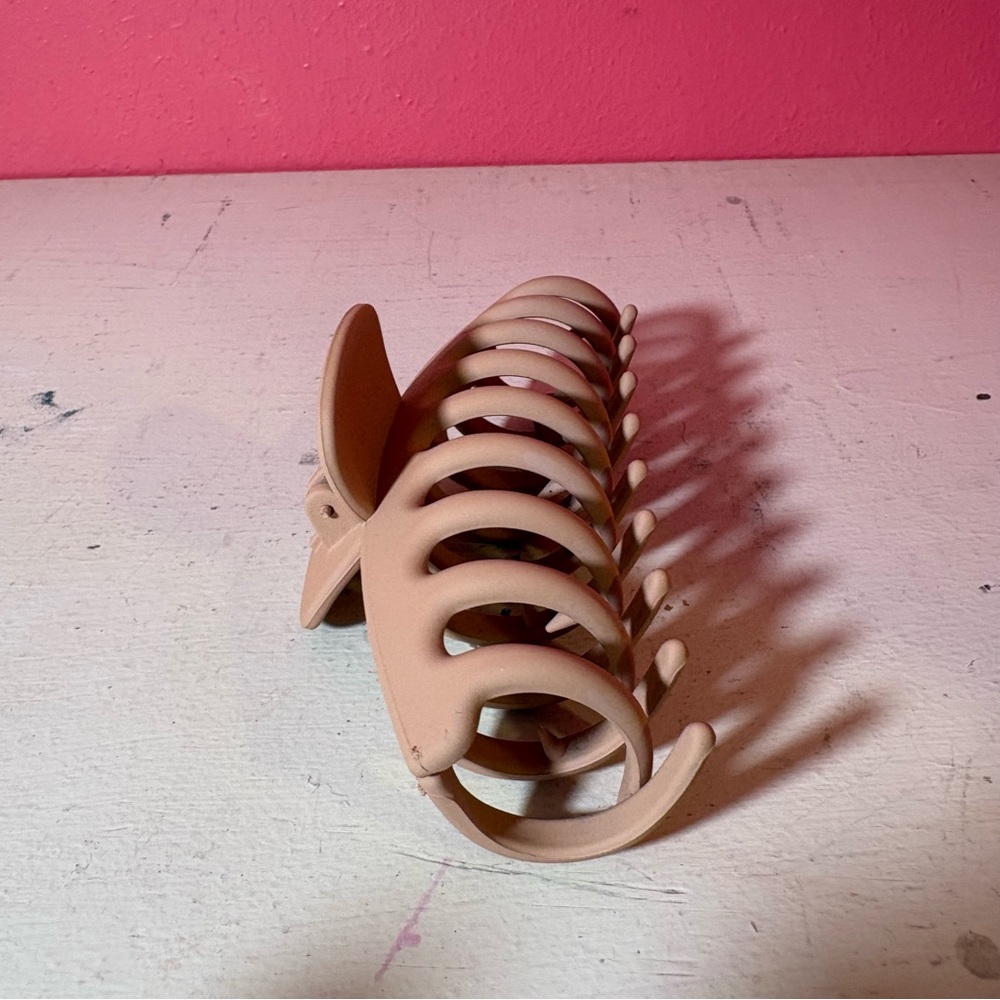 Urban Outfitters Marley Chic Tan Hair Claw Clip EUC - Picture 2 of 6